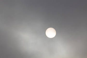 Sol encoberto pela neblina marítima 