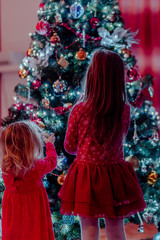 Children dress the Christmas tree