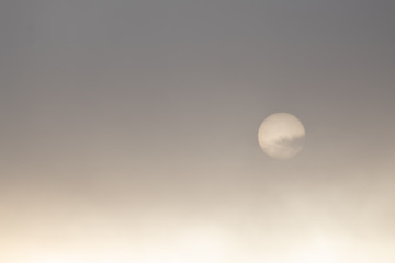 Sol encoberto pela neblina marítima 