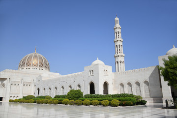 Obraz premium Moschee Oman Muscat Minarett Sultan Qabus Qaboos 10.1.2020 gestorben Trauer Kuppel Islam Kupfer Äußerer Sahn Hauptmoschee Omanische Religion Große 5 fünf Muslime Muskat Tag Tod Reisen Tourismus 