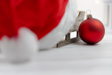 Sanie Świętego Mikołaja z czapką i dekoracją © andsko