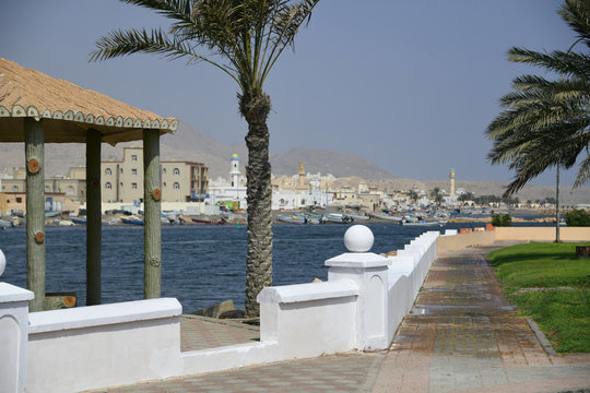 Ein Panoramablick mit Pavillon an der Uferpromenade in der Hafenstadt Quriat - Quriyat im Oman. Die Kleinstadt liegt am Persischen Golf