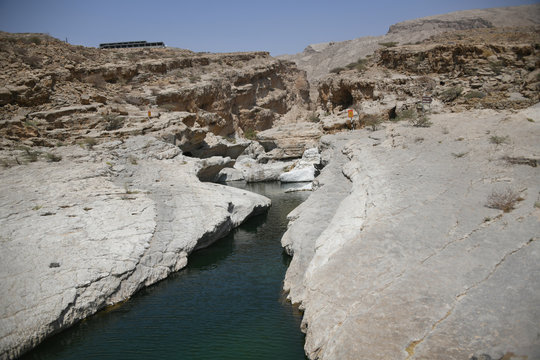Das ber&uuml;hmte Wadi Bani Khalid liegt im Distrikt Schamal asch Scharqiyya im Hadschar Gebirge und in der N&auml;he der Muqal H&ouml;hle. Die Oase  befindet sich im Sultanat Oman.