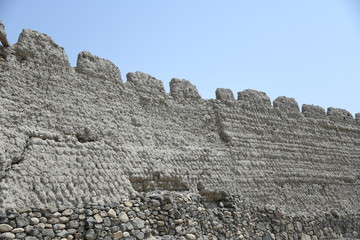 Die im 17. Jahrhundert erbaute große Festung Hisn Tamah in der Oasenstadt von Bahla, liegt am Fuße des Dschabal al Achdar Gebirges. Sie wurde aus traditionellem Baumaterial errichtet.