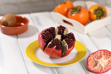 Sliced ​​pomegranate on the table, peel and open the pomegranate method