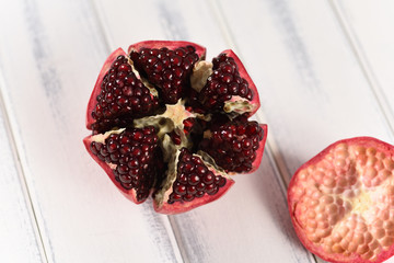 Sliced ​​pomegranate on the table, peel and open the pomegranate method