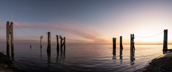 Obraz premium old wooden pier at sunset