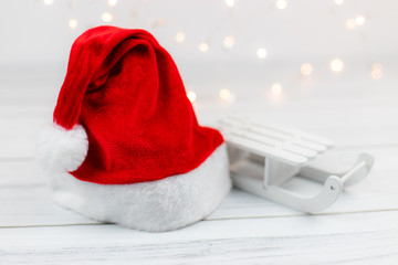 Czapka świętego mikołaja i sanie © andsko