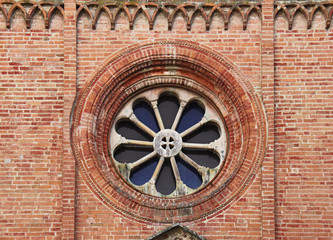 Fototapeta na wymiar il rosone sulla facciata della chiesa dell'abbazia cistercense di Fontevivo