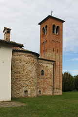 Obraz premium vista dell'abside e del campanile della chiesetta romanica dei Santi Simone e Giuda, ora parrocciale di Sanguinaro (Parma)