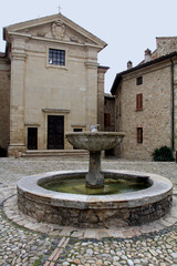 Fototapeta na wymiar la fontana e l'oratorio della Madonna delle Grazie nel borgo di Vigoleno (Piacenza)