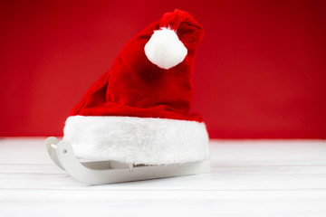 Czerwona czapka dla mikołaja © andsko