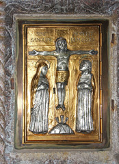 Cristo crocifisso tra Maria e San Giovanni; porta di tabernacolo nella chiesa romanica di San Giorgio a Vigoleno (Piacenza) - obrazy, fototapety, plakaty