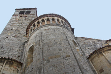 Fototapeta na wymiar abside e campanile della chiesa romanica di San Giorgio a Vigoleno (Piacenza)