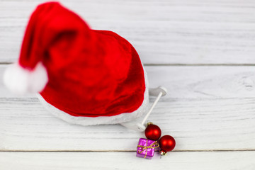 Czerwona czapka dla mikołaja © andsko