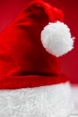 Obraz na płótnie Canvas Świąteczna czapka dla mikołaja