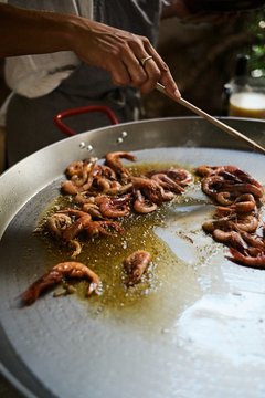 paella making