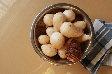 皮剥きした新鮮な里芋