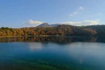Fototapeta na wymiar えびの高原の綺麗な紅葉と池のコラボレーション