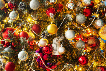 Fototapeta na wymiar Christmas tree with red and golden balls