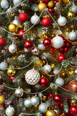 Obraz na płótnie Canvas Christmas tree with red and golden balls
