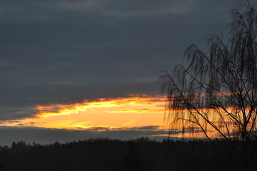 Strahlendes Licht am Morgen zwischen den Wolken