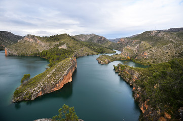 lago en espa&ntilde;a entre las monta&ntilde;as