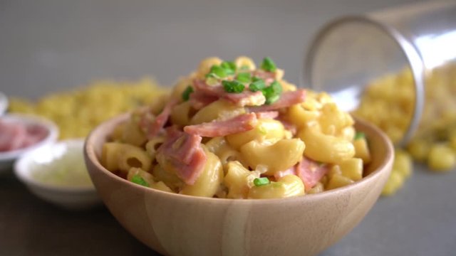 macaroni cheese and ham with ingredients