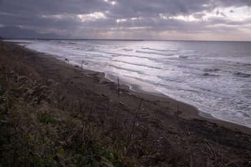 夕焼け日本海の砂浜