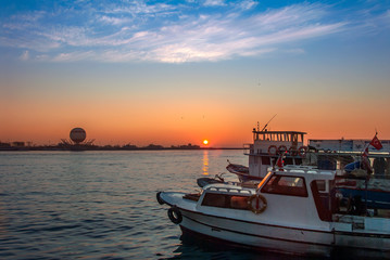 Fototapeta premium Istanbul, Turkey, 4 January 2012: Boats, ballon and Sunset at Kadikoy district