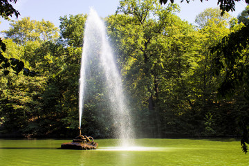 Fototapeta premium Fountain on a pond on a bright sunny day sofiyevsky park.