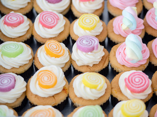 Group of cupcakes on tray.