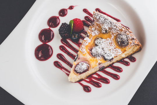 deliciosa rebanada de pastel de frutos rojos