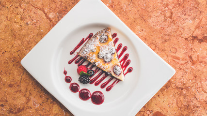 deliciosa rebanada de pastel de frutos rojos