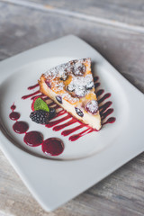 deliciosa rebanada de pastel de frutos rojos