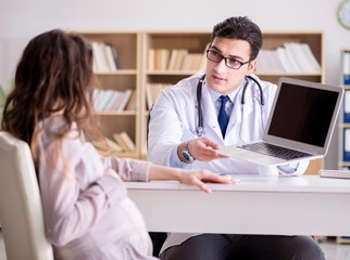 Obraz premium Pregnant woman visiting doctor for consultation