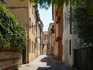 Obraz premium VICENZA, ITALY - AUGUST 13, 2019: Beautiful architecture of the old city street