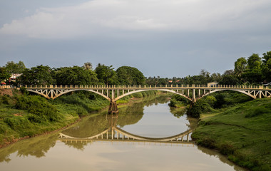 Obraz premium Thmor Chas bridge in the city centre of Battambang, Cambodia