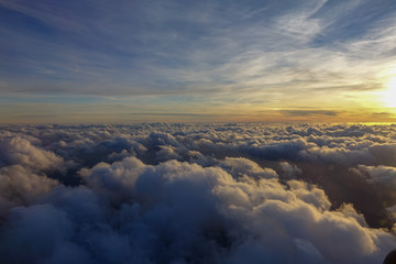 Mer de nuage a travers le hublot