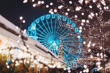 Tuinposter Christmas zone on Kontraktova Square with a Ferris wheel © teksomolika