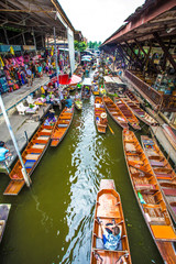 Langboote in Thailand auf einem Kanal