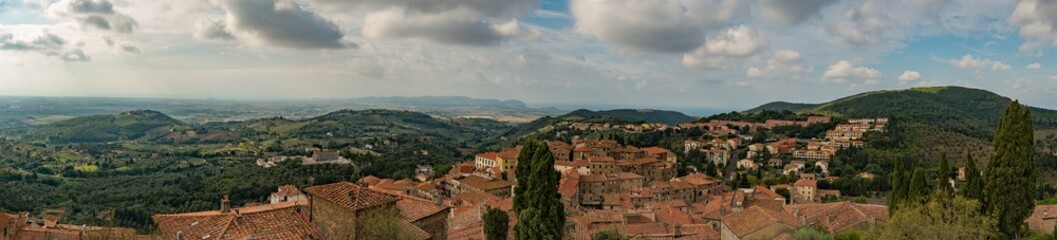 Fototapeta na wymiar panoramic view on tuscany landscape from a hill city