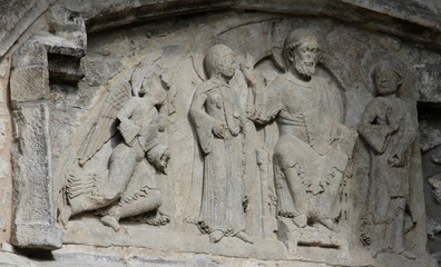 détail du tympan de l'église de Souillac dans le Lot