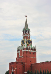 Fototapeta na wymiar Spasskaya Tower of the Moscow Kremlin on the Red Square in Russia 