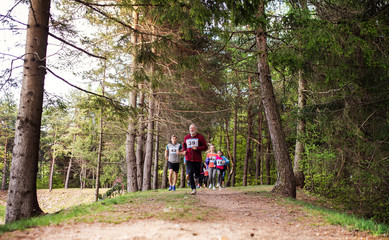 Obraz premium Large group of multi generation people running a race competition in nature.