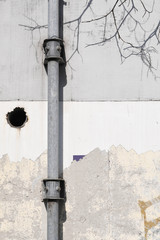 コンクリート壁と鉄パイプ