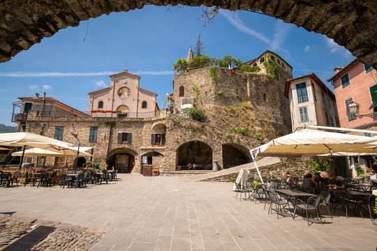 Vista del borgo medievale di Apricale, Liguria, Italia