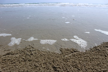 Sea water and white bubble waves