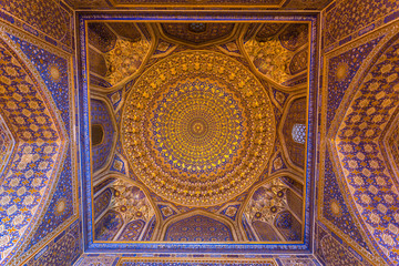 Fototapeta na wymiar The interior of the mosque in the Tilla-Kari madrasah on the Registan square, the dome, the ceiling. Samarkand, Uzbekistan