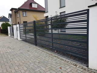 Moderner Gartenzaun aus Metall zum Schutz